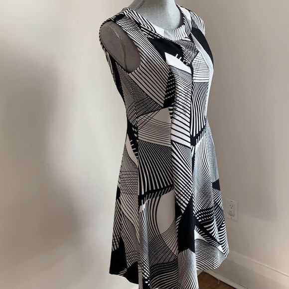 🌈 3/$20 En Focus black and white abstract sleeveless cocktail dress - Picture 5 of 8